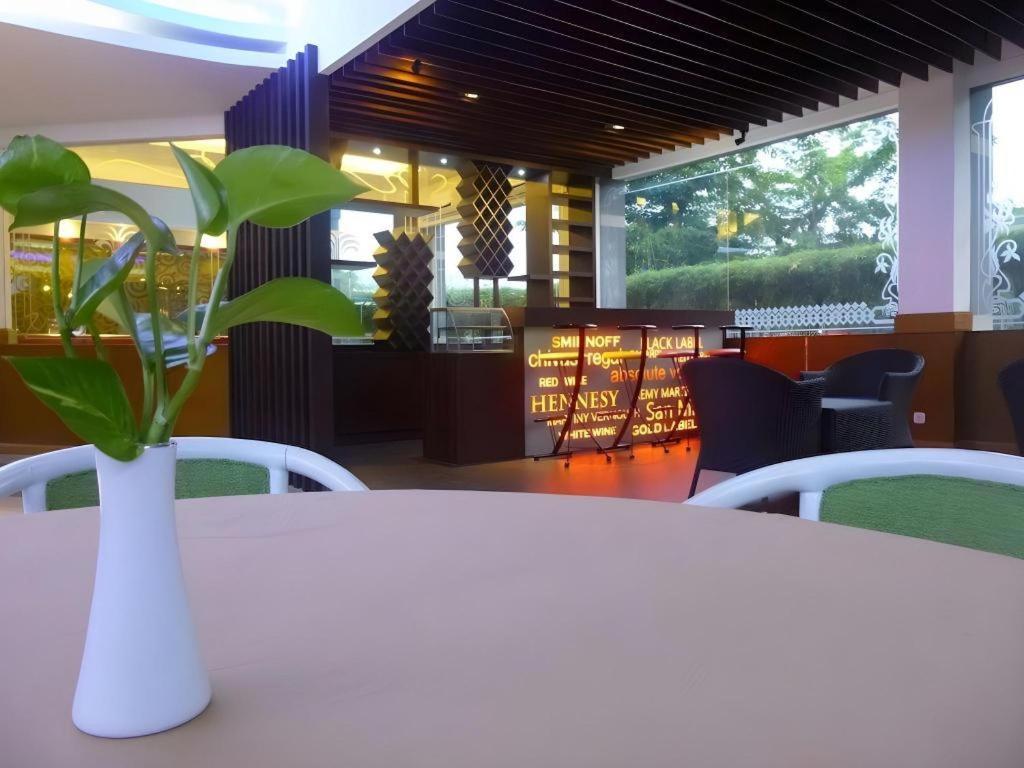 Hotel New Puri Garden Bandara Семаранг Екстер'єр фото